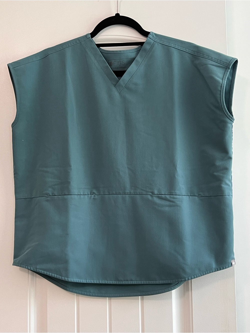 FIGS Rafael Sleek Sleeveless V-Neck Scrub Top Teal Green XS W21SW1027